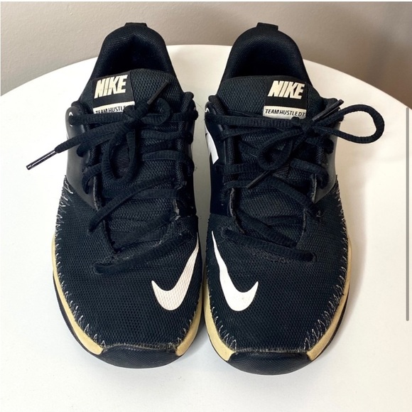 Nike Team Hustle D7 Low Black & White Athletic Gym Sneaker Shoes - Picture 3 of 8